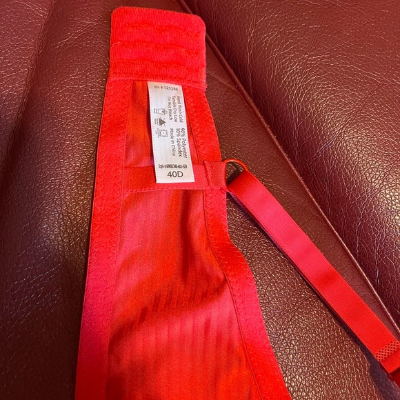 Red bra, underwire. 40D. - Picture 4 of 4